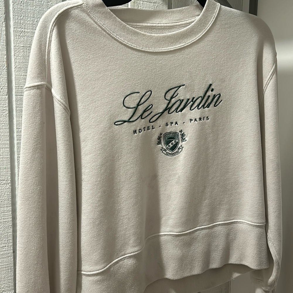 “Le Jardín” Abercrombie & Fitch Soft A&F collection cropped hoodie.